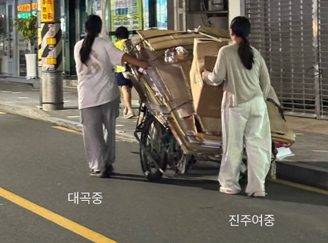 두 여중생이 폐지가 실린 리어카를 끌며 노인을 도와 고물상까지 동행하고 있는 모습 / SNS