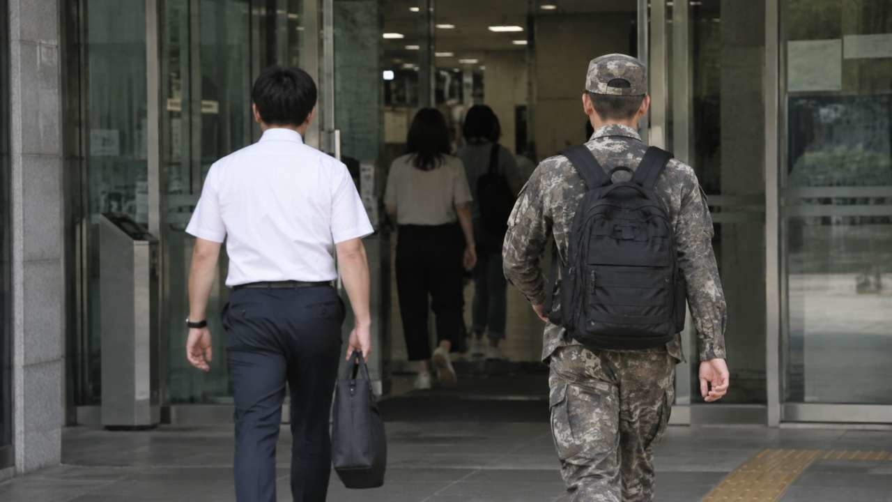 직장인과 군인. / AI 생성 이미지