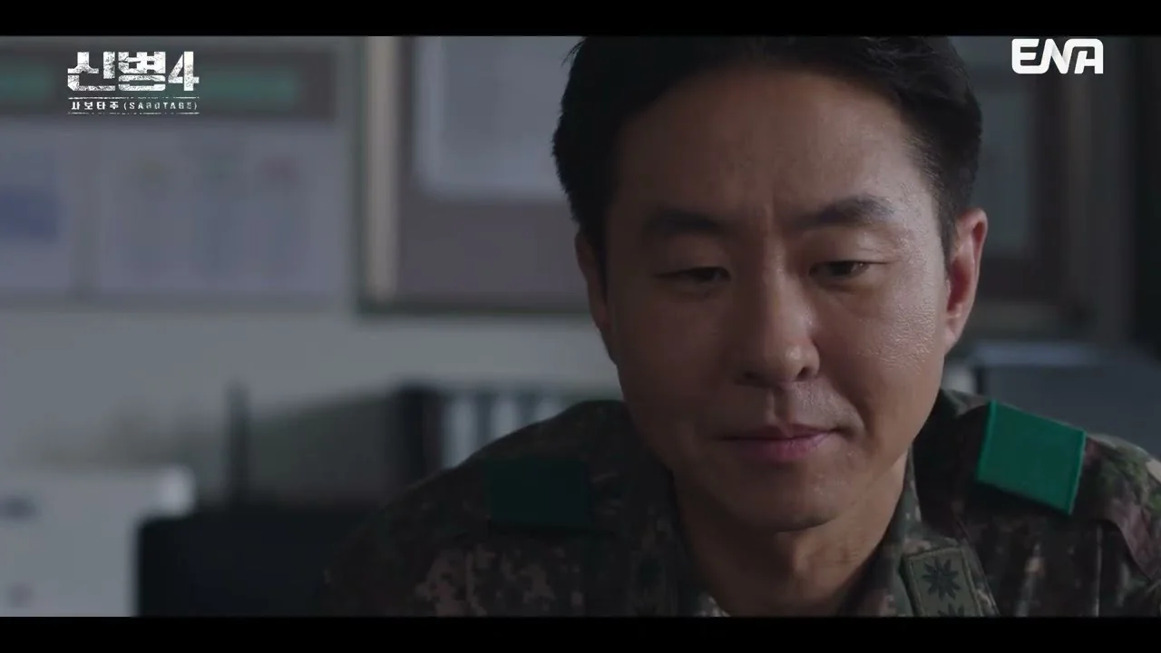 미스터리 신병과 대대장, 새로운 갈등의 씨앗 / 드라마 '신병4:사보타주' 영상 화면 (영상=ENA DRAMA)