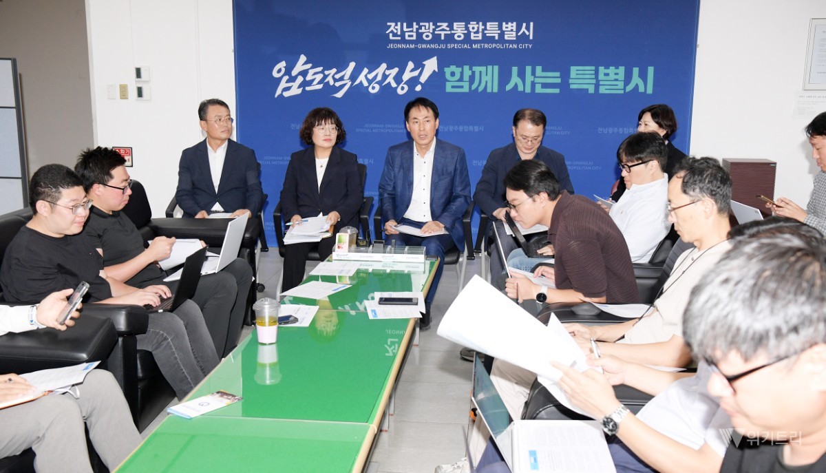 전남광주통합특별시는 22일 기자 차담회를 열고 호남권 반도체클러스터의 추진 현황과 향후 계획을 설명했다. / 전남광주통합특별시