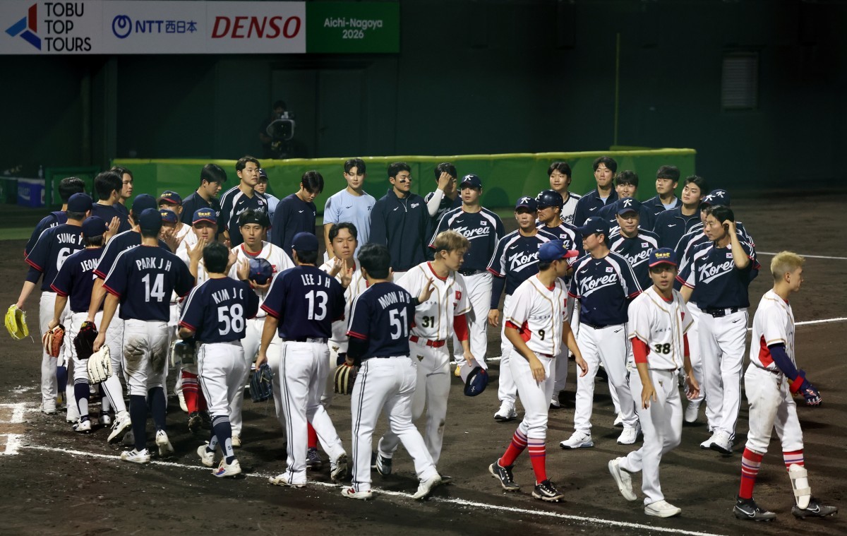 2일 일본 아이치현 도요하시 시민구장에서 열린 2026 아이치·나고야 아시안게임 야구 B조 조별리그 2차전 대한민국과 홍콩의 경기. 7회 말 홍콩에 13대 0으로 승리한 한국 선수단이 홍콩 선수단과 인사를 나누고 있다. / 연합뉴스