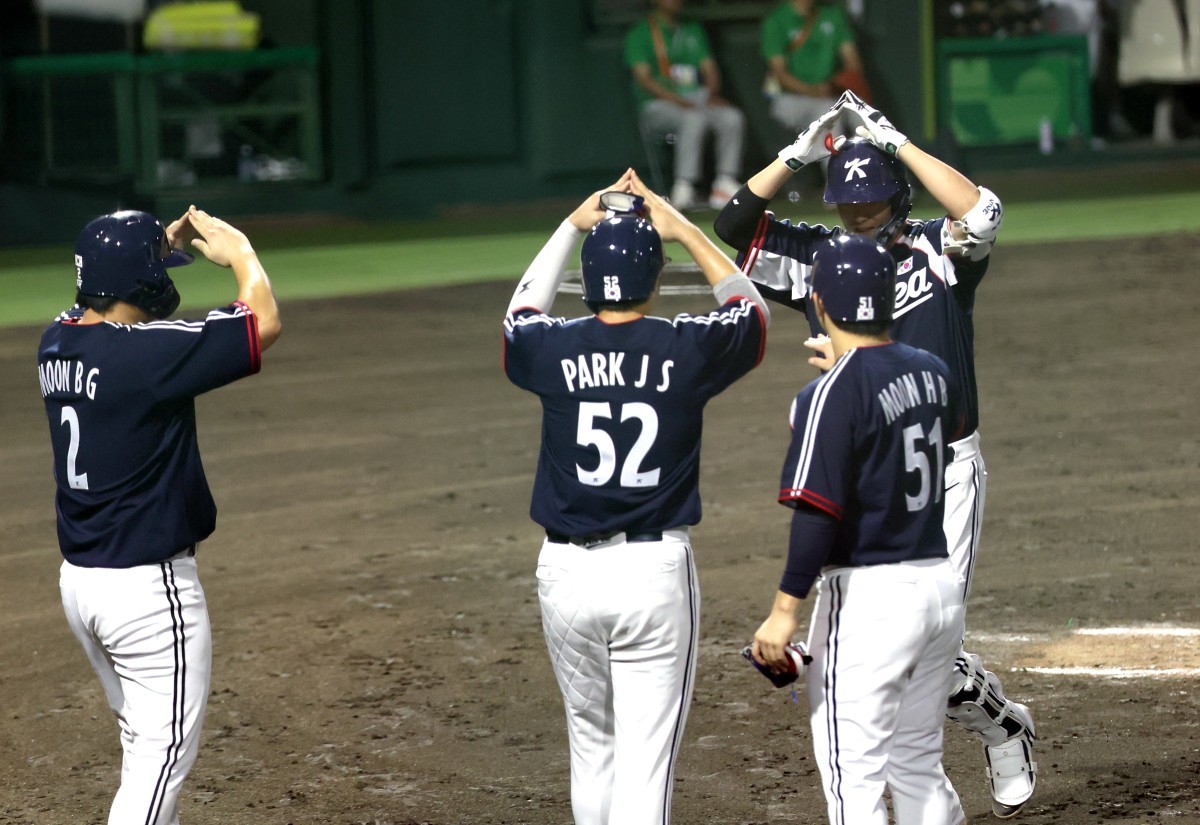 22일 일본 아이치현 도요하시 시민구장에서 열린 2026 아이치·나고야 아시안게임 야구 B조 조별리그 2차전 대한민국과 홍콩의 경기. 3회 초 2사 만루 상황 홈런을 친 한국 8번 조형우가 더그아웃에서 동료의 환영을 받고 있다. / 연합뉴스