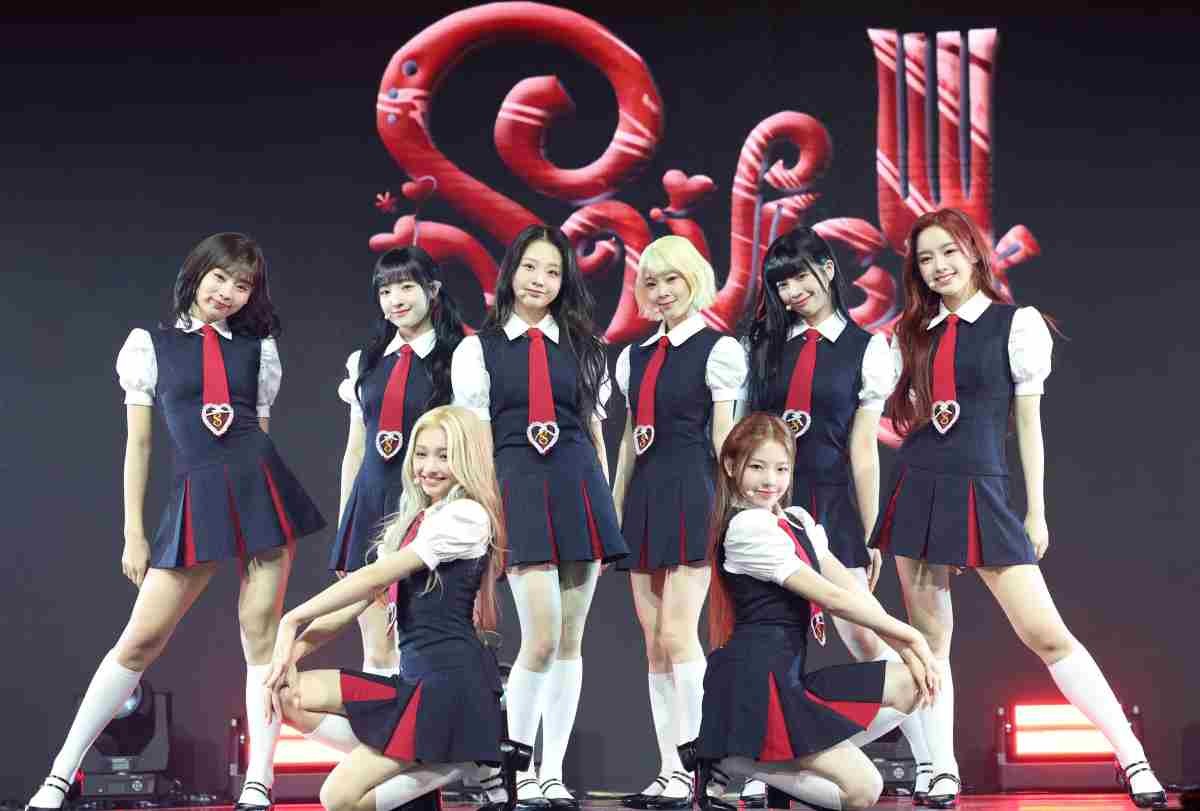 그룹 유니스(UNIS)가 지난해 서울 광진구 예스24 라이브홀에서 가진 두 번째 미니앨범 '스위시(SWICY)' 발매 쇼케이스에서 수록곡 '땡! (DDANG!)'을 선보이고 있다. / 뉴스1