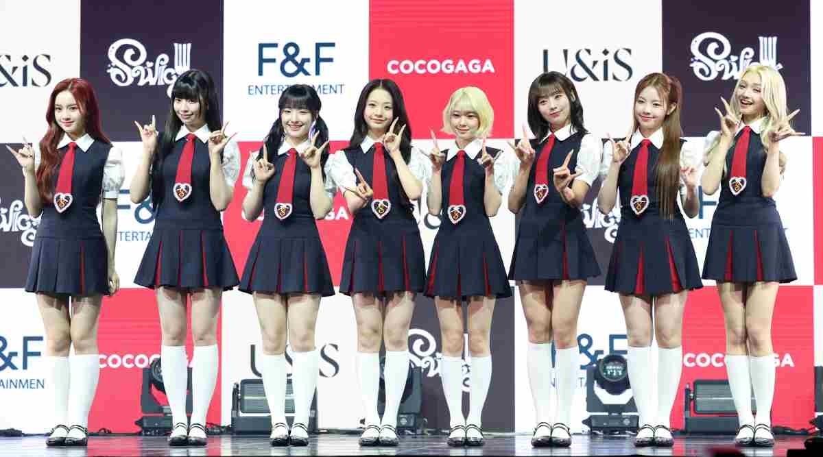 그룹 유니스(UNIS)의 엘리시아(왼쪽부터)와 나나, 방윤하, 임서원, 코토코, 진현주, 오윤아, 젤리당카가 지난해 서울 광진구 예스24 라이브홀에서 가진 두 번째 미니앨범 '스위시(SWICY)' 발매 쇼케이스에서 포즈를 취하고 있다. / 뉴스1