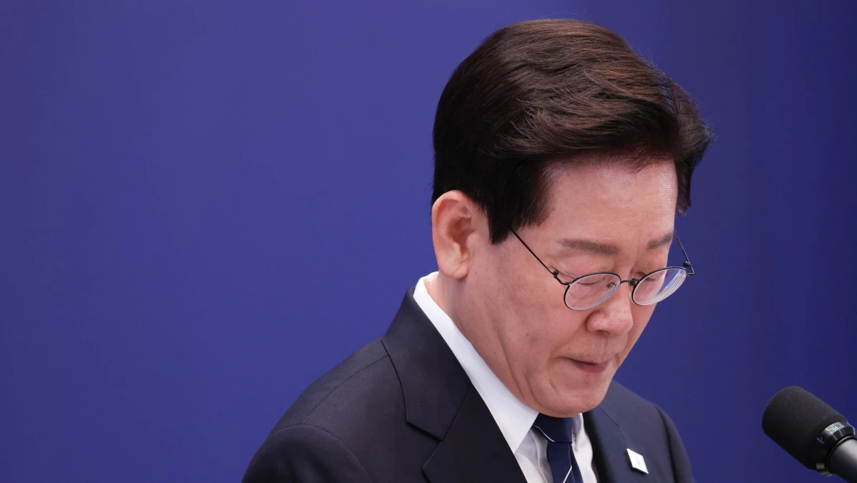 이재명 대통령이 18일 청와대 영빈관에서 열린 현안 기자회견에서 기자들의 질문을 듣고 있다. / 뉴스1