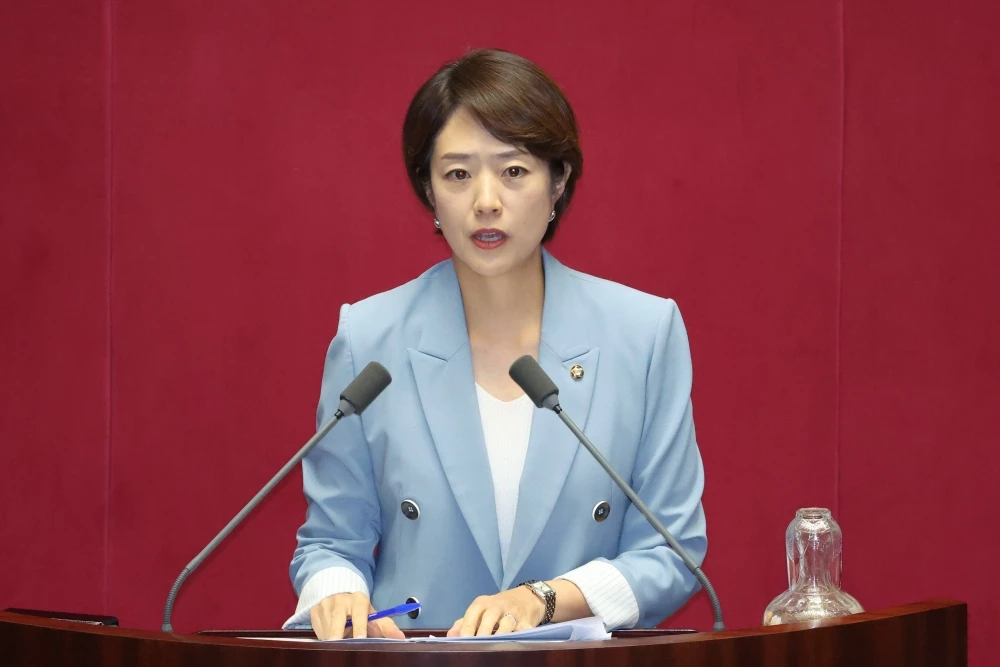 고민정 더불어민주당 의원이 14일 서울 여의도 국회에서 열린 제439회국회(정기회) 8차 본회의 대정부질문에서 교육·사회·문화에 관한 질문을 하고 있다. / 뉴스1