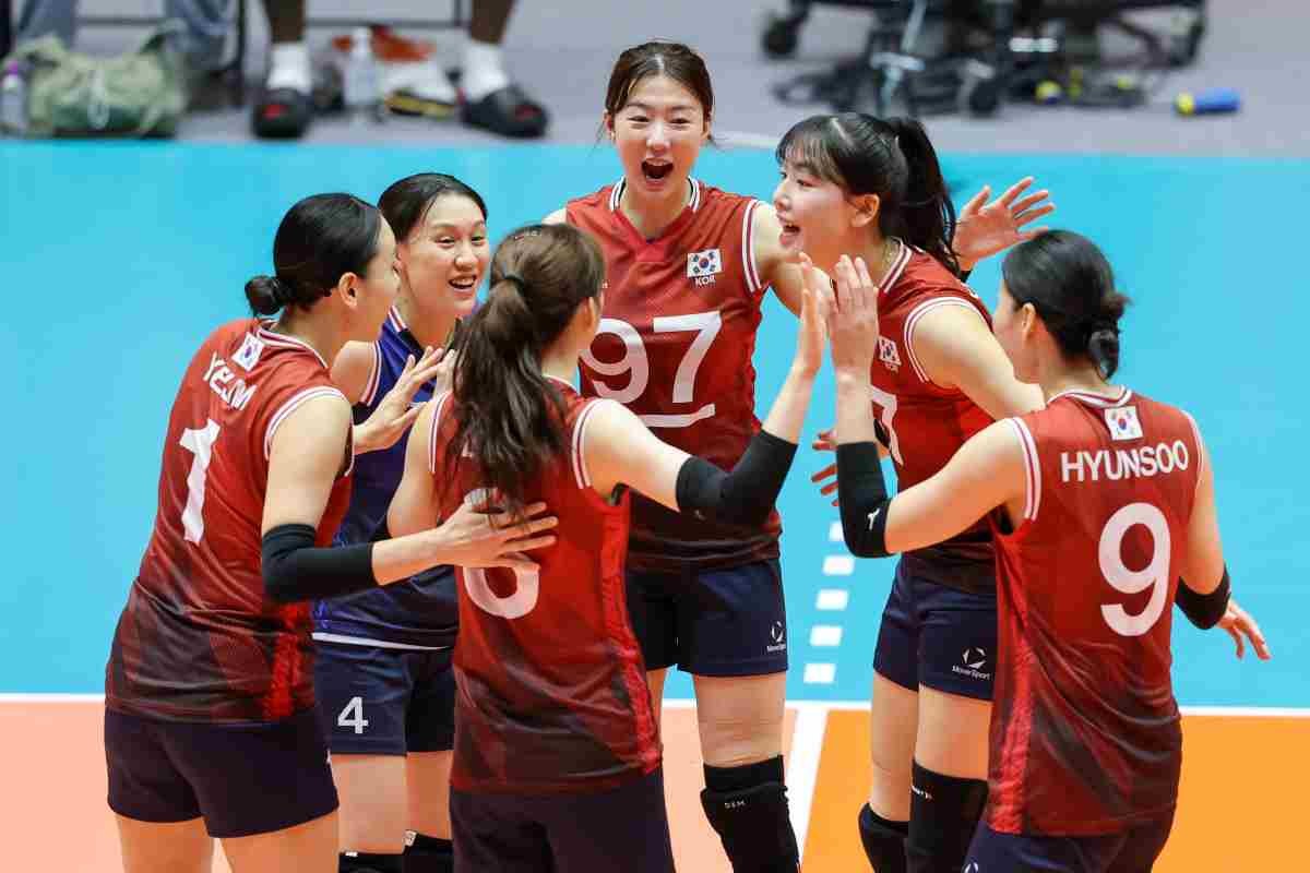 지난 17일 일본 파크 아레나 고마키에서 열린 2026 아이치·나고야 아시안게임 여자배구 조별리그 D조 2차전 대한민국과 카타르의 경기, 주장 강소휘를 비롯한 선수들이 득점 후 기뻐하고 있다. / 뉴스1