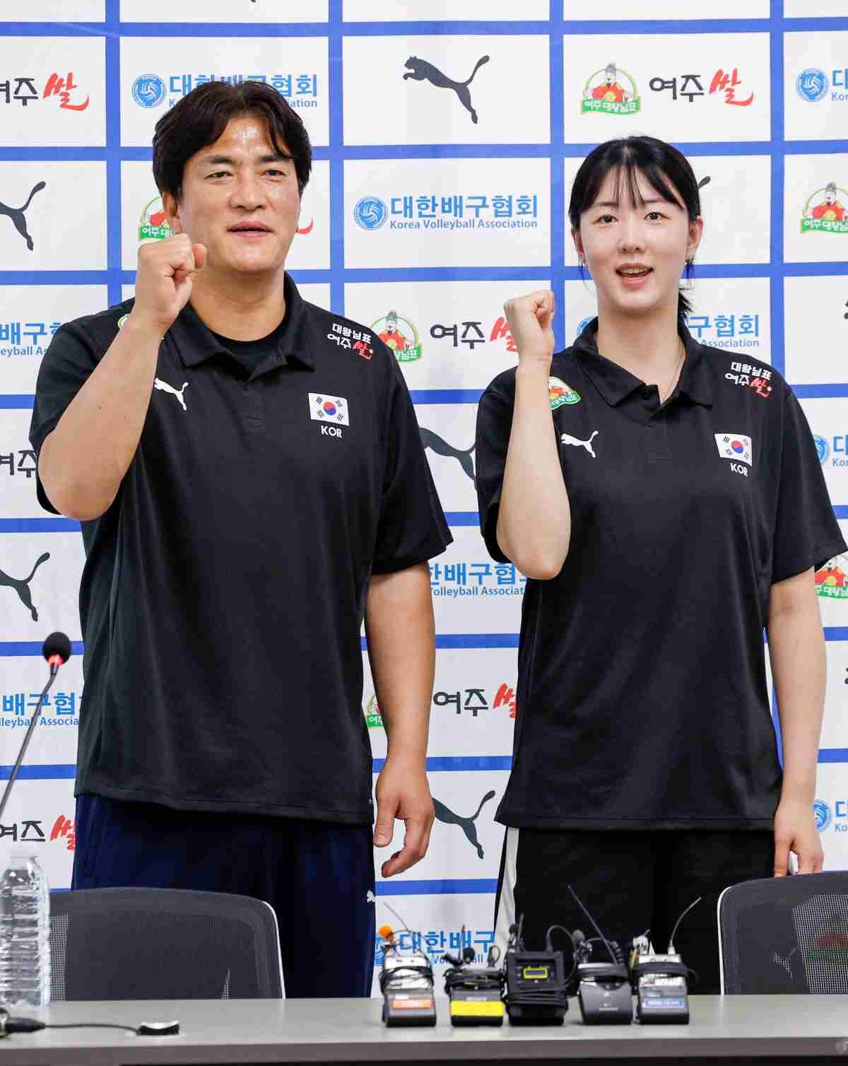 여자대표팀 차상현 감독과 주장 강소휘가 지난 5월 서울 송파구 올림픽회관에서 2026년 한국 남녀 배구 국가대표팀 기자회견에 앞서 파이팅을 외치고 있다. / 뉴스1