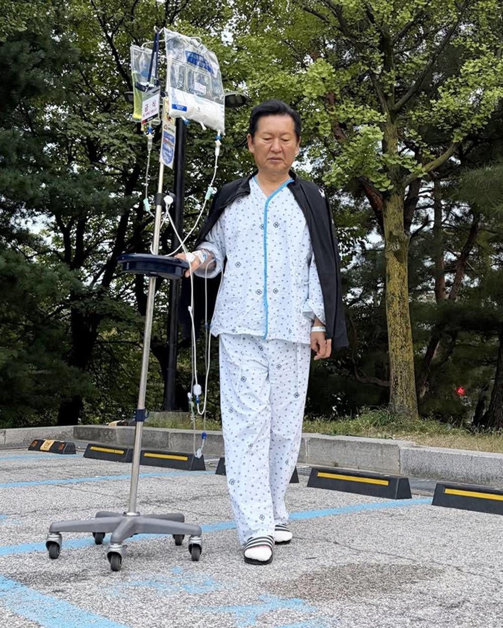 입원한 정청래 전 더불어민주당 대표 페이스북에 올라온 사진. 정 전 대표는 22일 페이스북 올린 글에서 '어제 물 한 모금부터 시작해 오늘은 물 같은 죽, 미음을 먹었다'라며 먹을 수 있다는 것에 감사하다. 아장아장 한 발짝씩 떼는 아이처럼 조금씩 세상으로의 복귀를 시작한다'라고 밝혔다. / 정청래 전 대표 페이스북