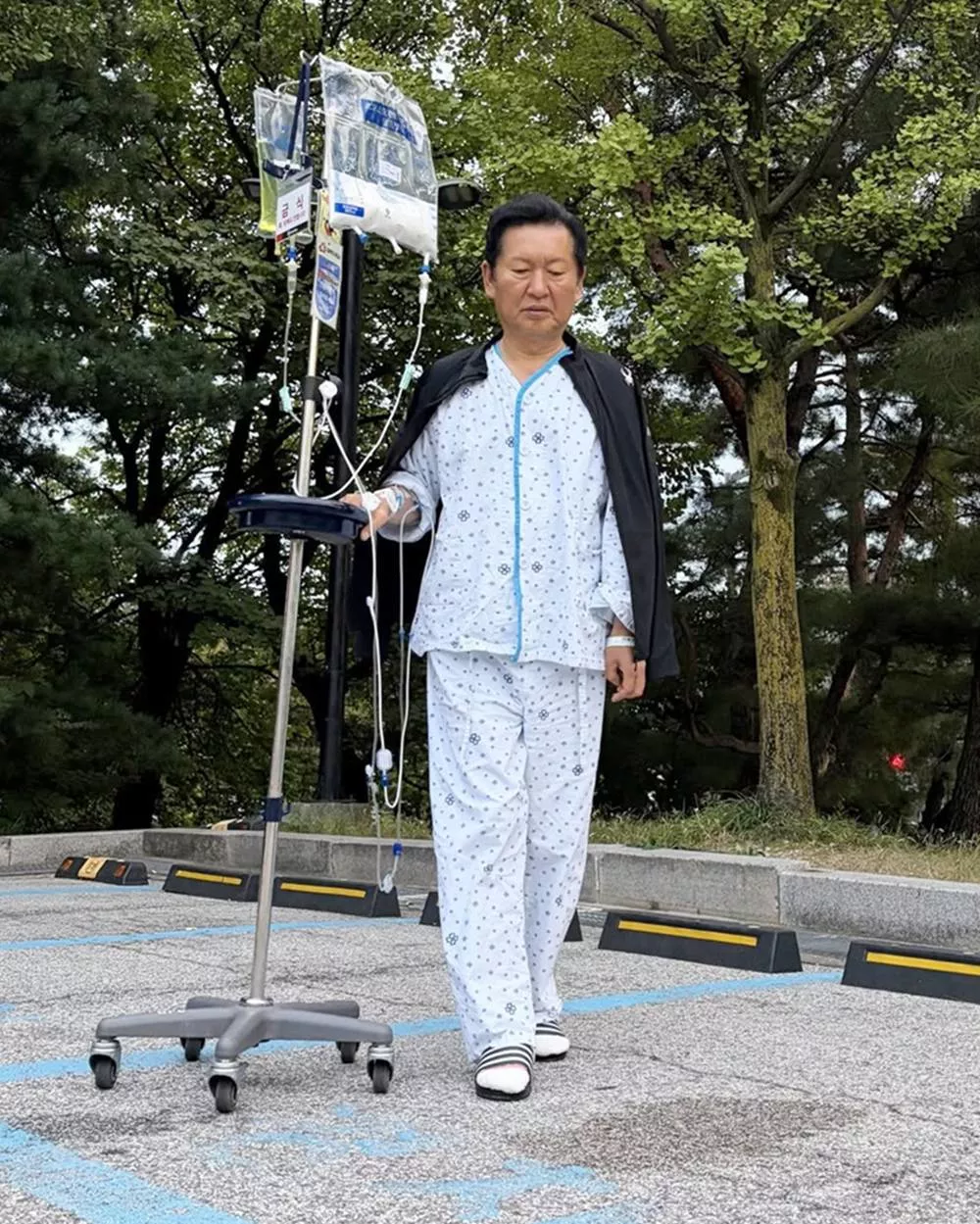 입원한 정청래 전 더불어민주당 대표 페이스북에 올라온 사진. 정 전 대표는 22일 페이스북 올린 글에서 '어제 물 한 모금부터 시작해 오늘은 물 같은 죽, 미음을 먹었다'라며 먹을 수 있다는 것에 감사하다. 아장아장 한 발짝씩 떼는 아이처럼 조금씩 세상으로의 복귀를 시작한다'라고 밝혔다. / 정청래 전 대표 페이스북