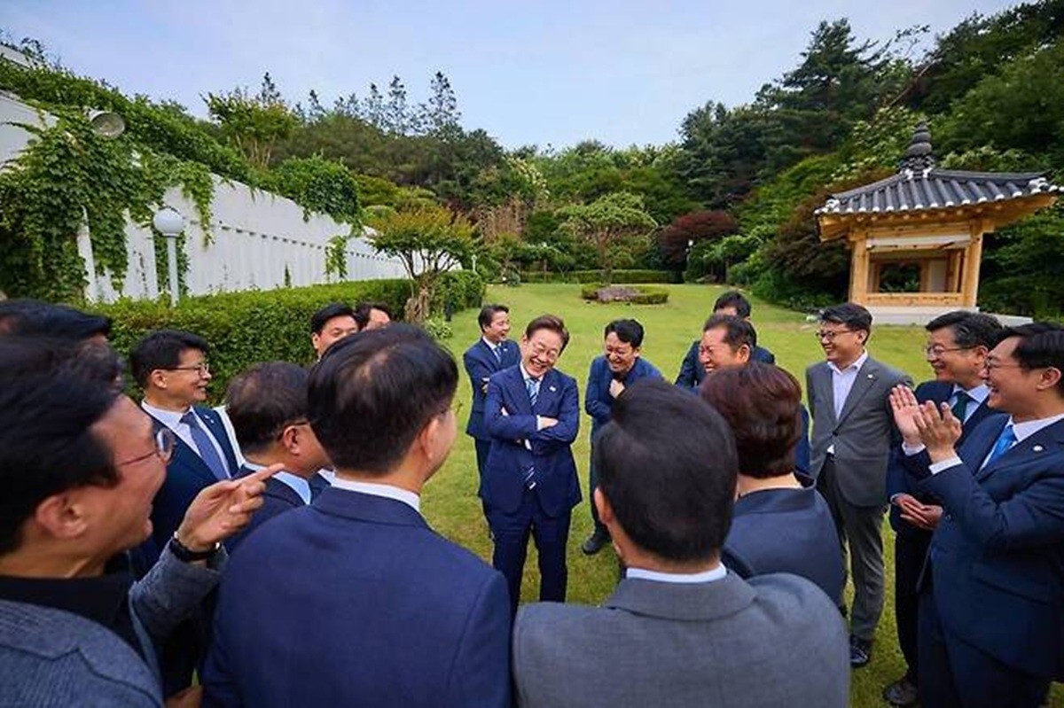지난해 6월 7일 한남동 관저에서 만찬을 함께한 이재명 대통령(가운데)과 민주당 지도부. / 박홍근 의원 페이스북 캡처