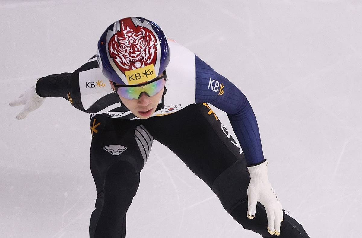 김건우가 2023년 12월 17일 서울 양천구 목동아이스링크에서 열린 국제빙상경기연맹(ISU) 쇼트트랙 월드컵 4차 대회 남자 5000m 계주 결승에서 역주하고 있다 / 뉴스1