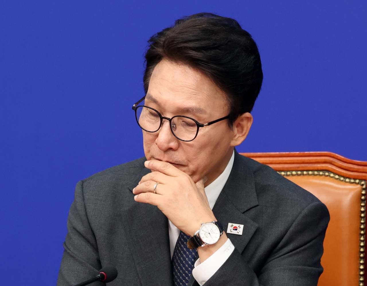 김민석 더불어민주당 대표가 23일 오전 서울 여의도 국회에서 열린 최고위원회의에서 생각에 잠겨 있다. / 뉴스1