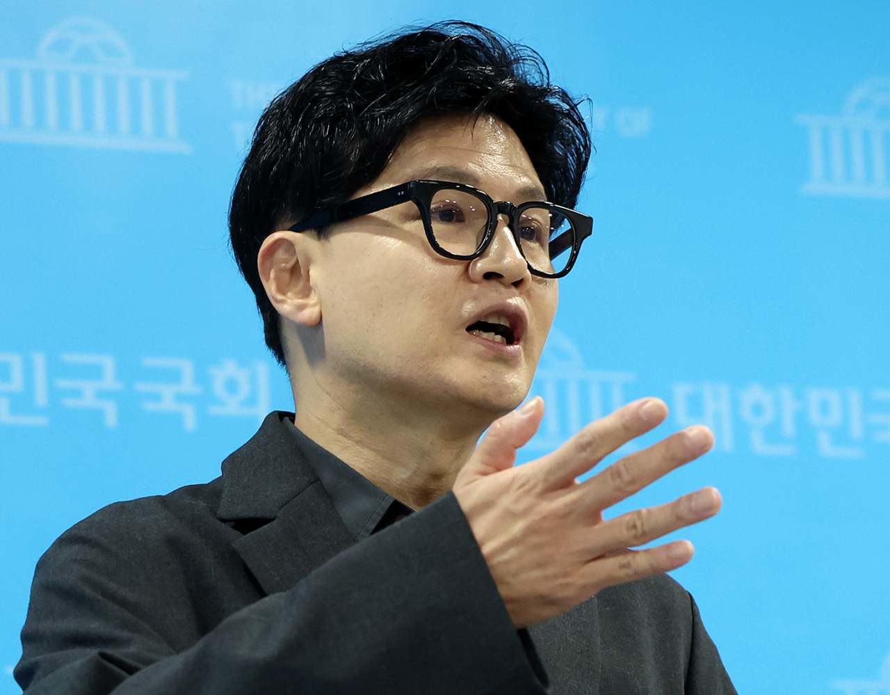 한동훈 무소속 의원이 지난 19일 서울 영등포구 여의도 국회 소통관에서 기자회견을 마친 뒤 취재진 질문에 답변하고 있다. / 뉴스1