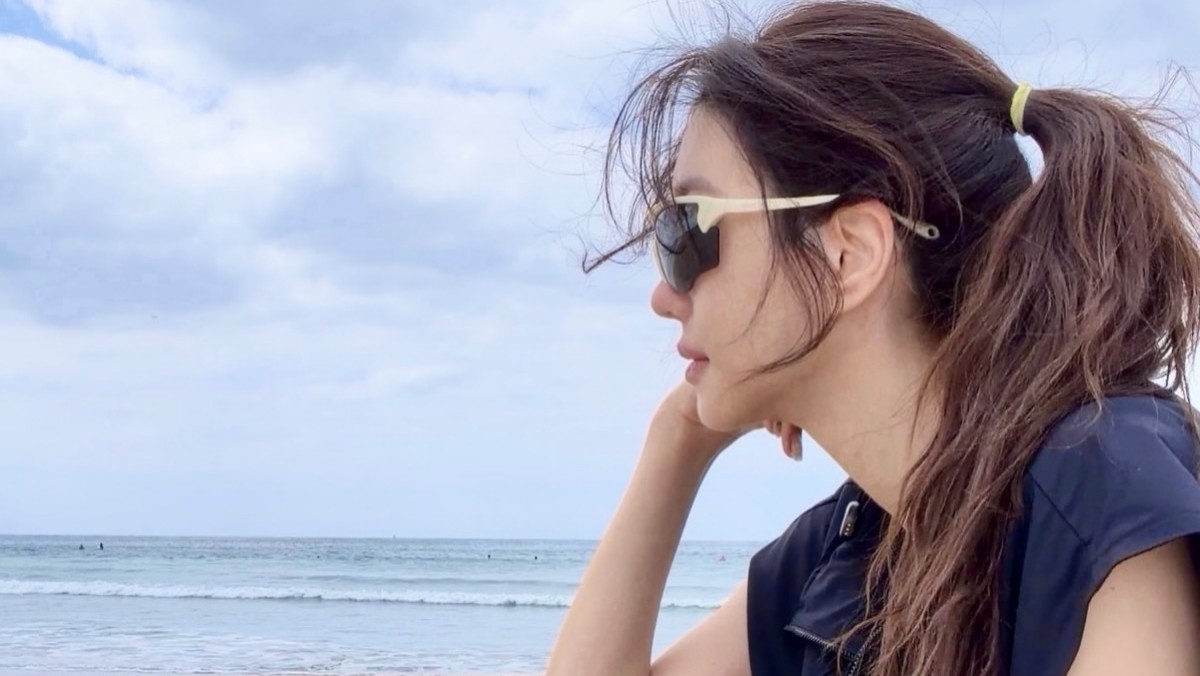48세 나이 맞아?...해변서 여유로운 일상 근황 전한 '여자 연예인'