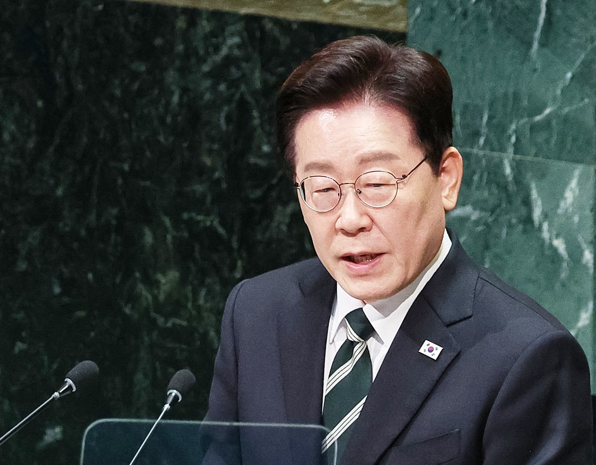 이재명 대통령. 기사 이해를 돕기 위한 자료 사진. 이재명 대통령의 지지율이 지난 18일 청와대 기자회견 직후 실시된 여론조사에서 국정운영에 대한 긍정평가가 또다시 최저치를 기록했다는 여론조사 결과가 23일 나왔다. 여론조사 전문기관 조원씨앤아이는 스트레이트뉴스 의뢰로 지난 19∼21일 전국 만 18세 이상 남녀 2007명을 대상으로 이재명 대통령의 국정운영 평가를 조사한 결과를 23일 발표했다. 해당 조사 결과 이재명 대통령의 국정운영 에 대한 긍정평가는 37.0%로 집계됐다. 부정평가는 60.8%, 모름은 2.2%로 나타났다. / 뉴스1