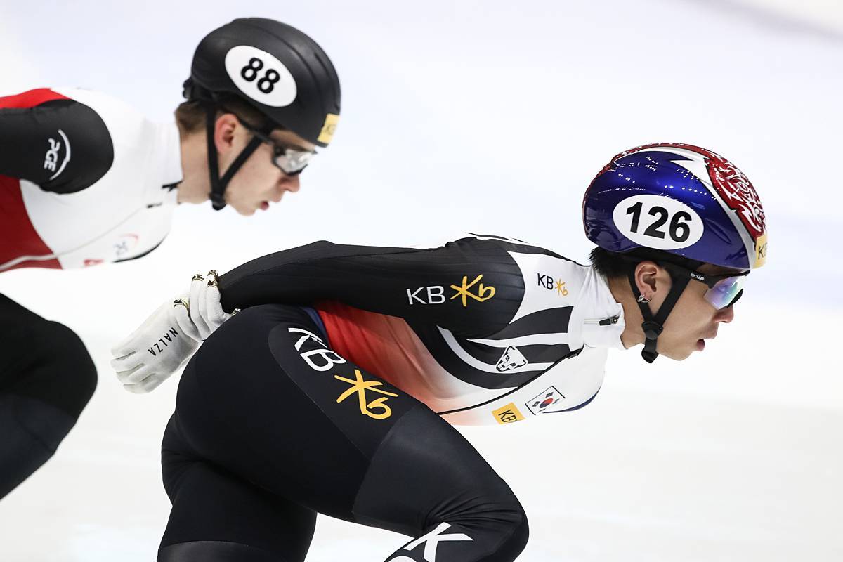 김건우가 2023년 12월 15일 서울 양천구 목동아이스링크에서 열린 국제빙상경기연맹(ISU) 쇼트트랙 월드컵 4차 대회 남자 1500m 준준결승 제1경기에서 역주하고 있다 / 뉴스1