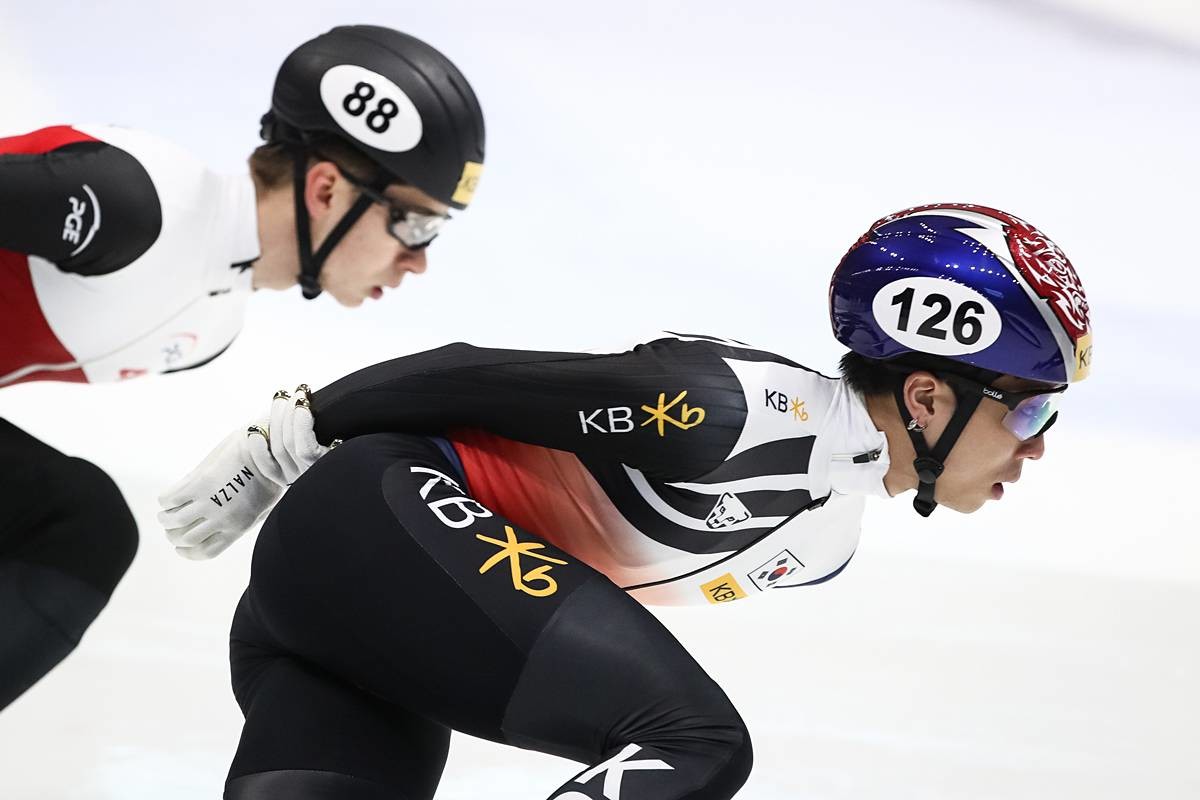 김건우가 2023년 12월 15일 서울 양천구 목동아이스링크에서 열린 국제빙상경기연맹(ISU) 쇼트트랙 월드컵 4차 대회 남자 1500m 준준결승 제1경기에서 역주하고 있다 / 뉴스1