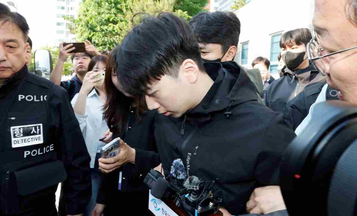 어린이날 광주 도심에서 일면식 없는 여고생을 살해해 살인·살인미수 등의 혐의를 받는 장윤기(23)가 지난 5월 광주 서부경찰서에서 검찰에 송치되고 있다. 장윤기는 이날 광주에선 처음으로 신상이 공개됐다. / 뉴스1