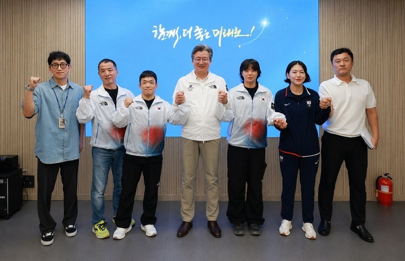 지난 2일 정용래 유성구청장(가운데)이 아시안게임 출전을 앞둔 레슬링 국가대표 선수단과 기념촬영을 하고 있다. / 유배희 감독(왼쪽에서 두 번째), 김성권 선수(왼쪽에서 세 번째), 조수빈 선수(오른쪽에서 세 번째), 홍향래 코치(오른쪽에서 두 번째)/사진=유성구