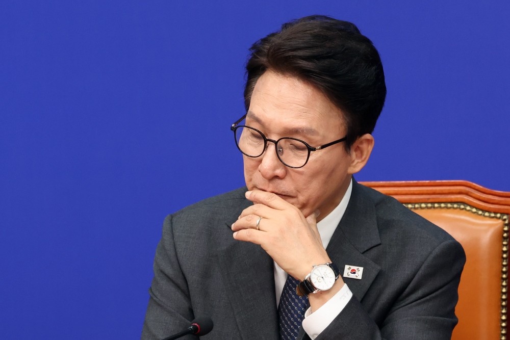 김민석 더불어민주당 대표가 23일 오전 서울 여의도 국회에서 열린 최고위원회의에서 생각에 잠겨 있다. / 뉴스1