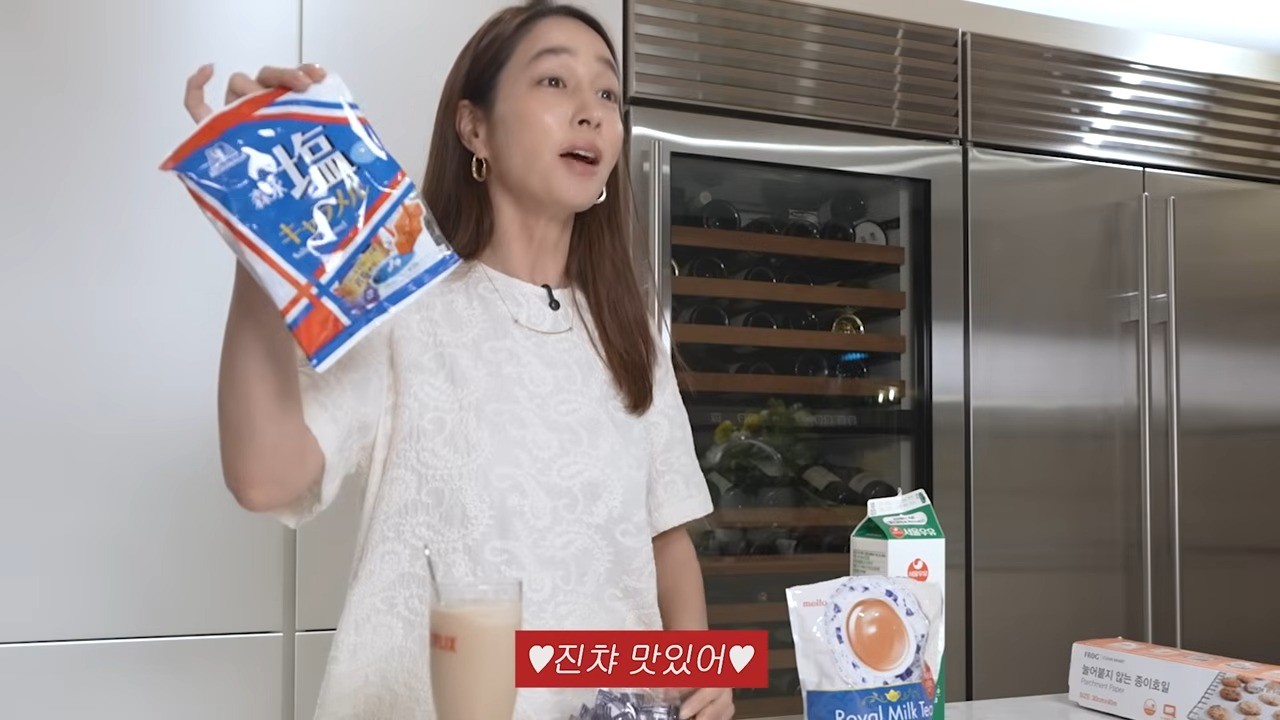 이민정이 소금 카라멜을 들고 설명하고 있다. / 유튜브 '이민정 MJ'