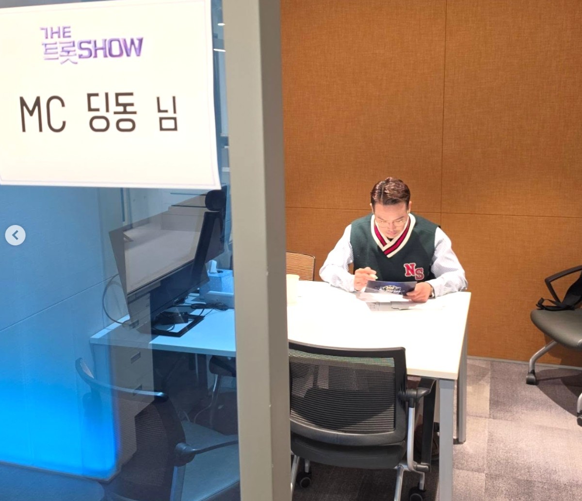 '더 트롯쇼' 녹화 대기 중인 MC 딩동 / MC 딩동 인스타그램