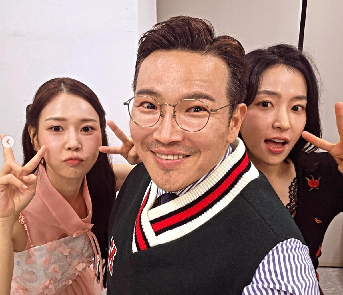 '더 트롯쇼' 출연자들과 MC 딩동 / MC 딩동 인스타그램