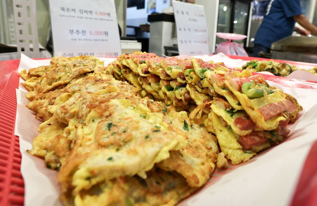 명절음식 모습. 기사 이해를 돕기 위한 자료 사진. 추석이 지나면 송편과 전, 나물, 잡채처럼 한 번에 많이 만든 명절 음식이 남기 쉽다. 조리된 음식은 상온에 오래 두기보다 식힌 뒤 가능한 한 빨리 냉장하거나 냉동 보관하는 것이 좋다. 특히 실내 온도가 높은 상태에서 여러 시간 방치하면 세균이 빠르게 증식할 수 있어 주의해야 한다. / 뉴스1