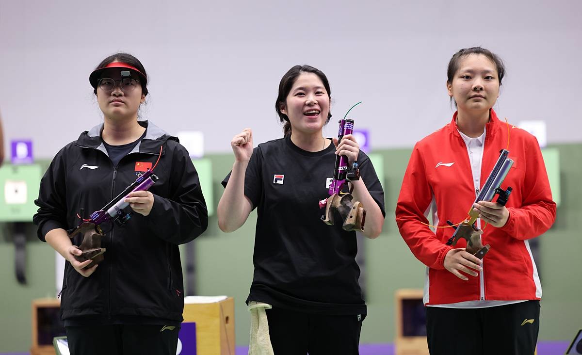 대한민국 추가은(가운데)이 23일 일본 도요타시 아이치현 종합사격장에서 열린 2026 아이치·나고야 아시안게임 사격 여자 10m 공기권총 개인전 결선에서 금메달을 확정 후 미소 짓고 있다 / 뉴스1