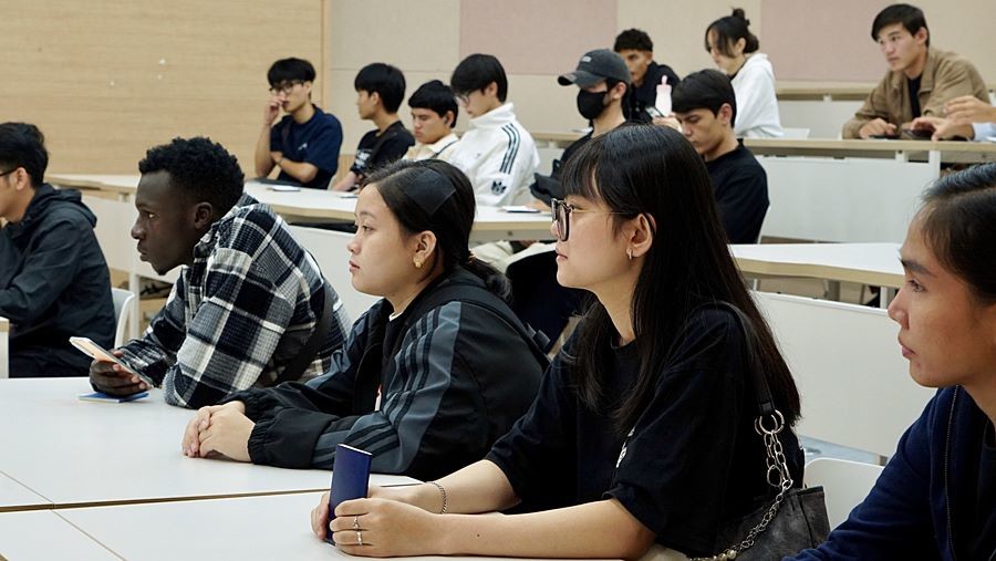 지문 등록을 위해 대기 중인 서정대학교 재학생들