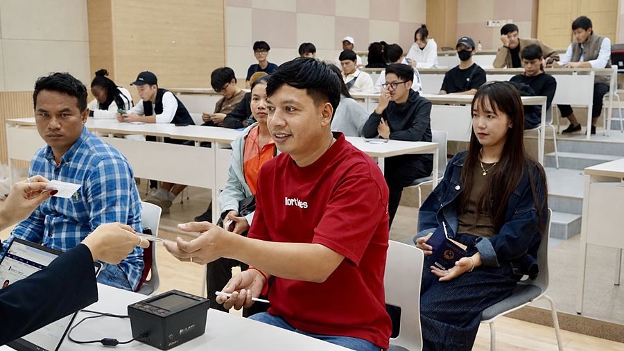 지문 등록을 위해 여권을 제출하는 모습
