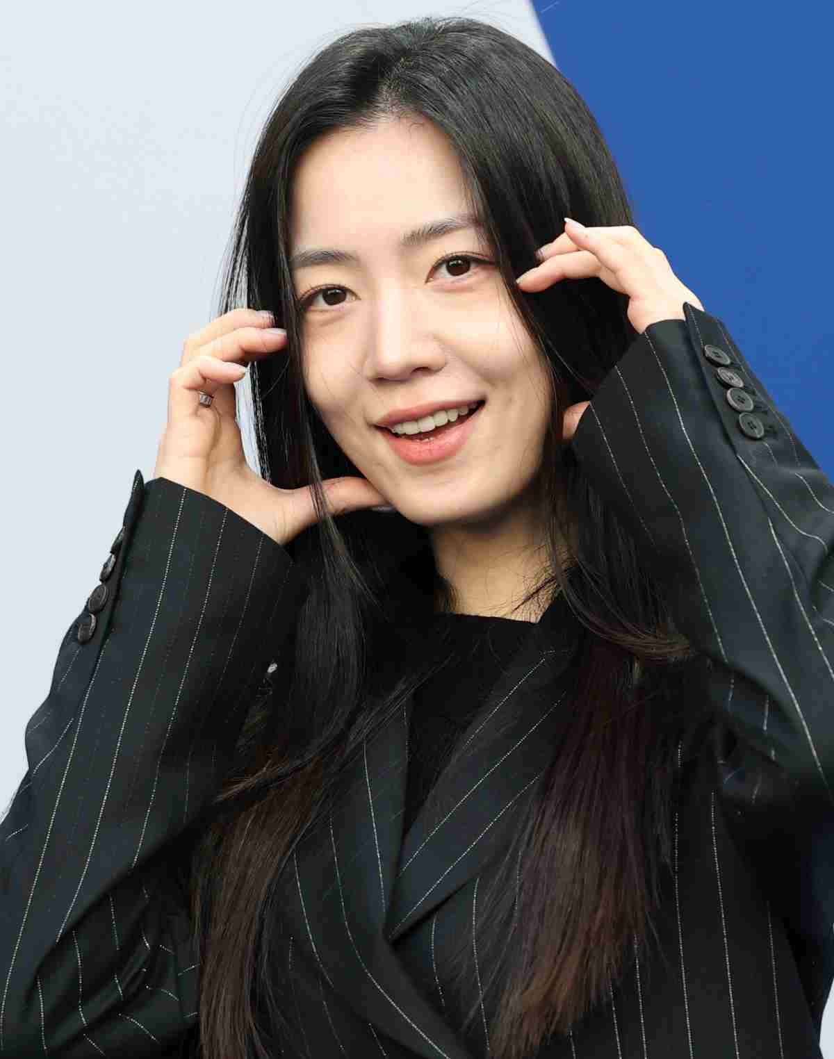배우 류화영이 지난해 서울 중구 동대문디자인플라자(DDP)에서 열린 ‘2025 F/W서울패션위크’ ‘페노메논시퍼’ 컬렉션에 참석해 포즈를 취하고 있다. / 뉴스1