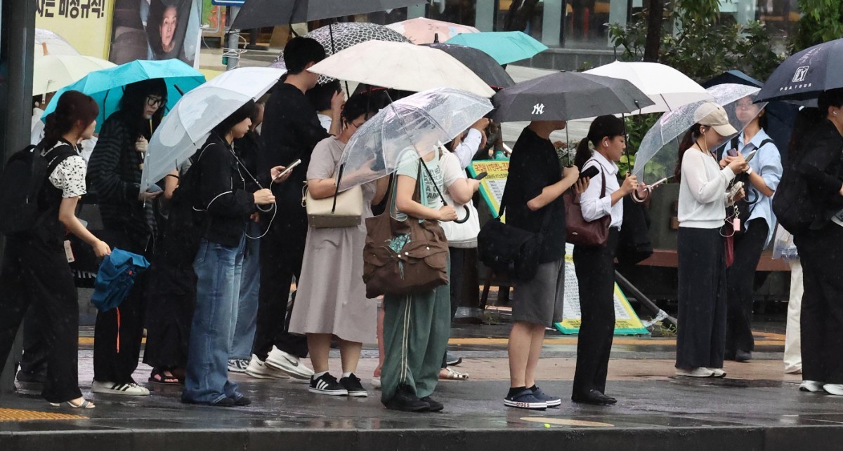1일 오전 서울 종로구 광화문광장 일대에서 시민이 우산을 쓴 채 발걸음을 옮기고 있다. / 뉴스1