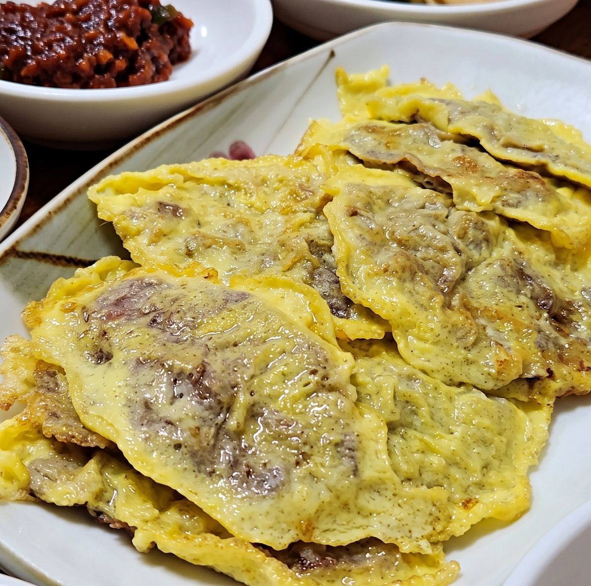 접시에 담긴 육전. 기사 내용 토대로 AI툴 활용해 제작한 자료사진.