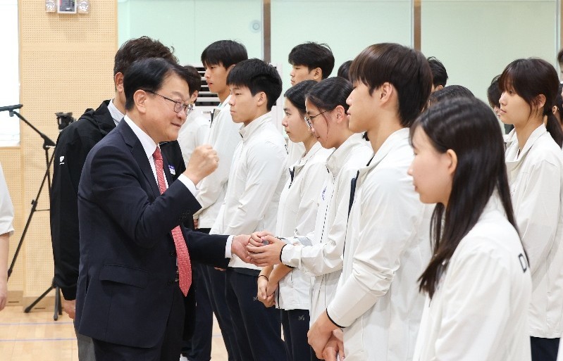 오석진 대전교육감이 23일 대전체고 다목적강당에서 열린 제107회 전국체육대회 선수단 결단식에서 출전을 앞둔 학생 선수들을 격려하고 있다./사진=대전교육청