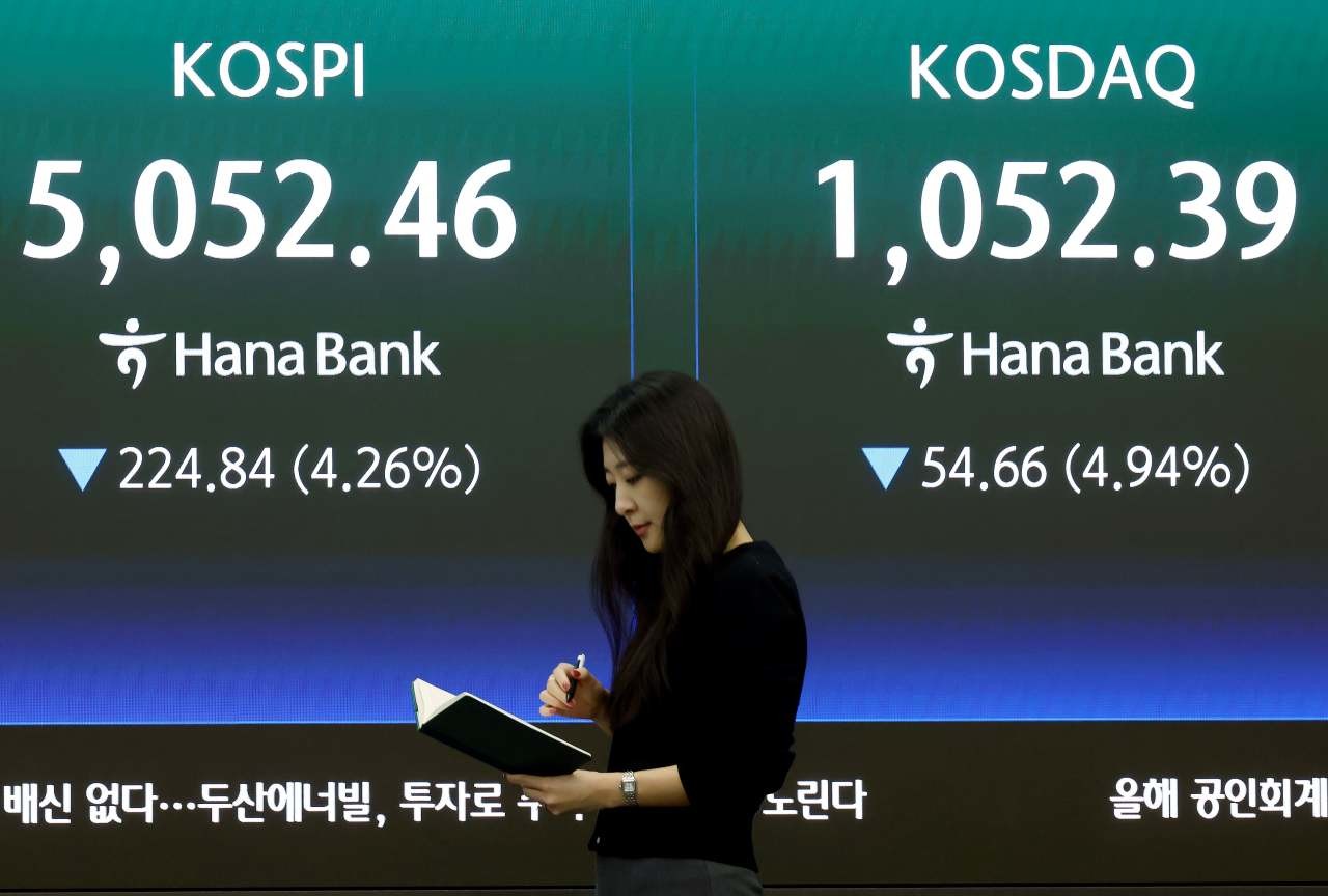 지난 3월 31일 오후 서울 중구 하나은행 딜링룸 전광판에 코스피 등 종가가 표시되고 있다. / 뉴스1