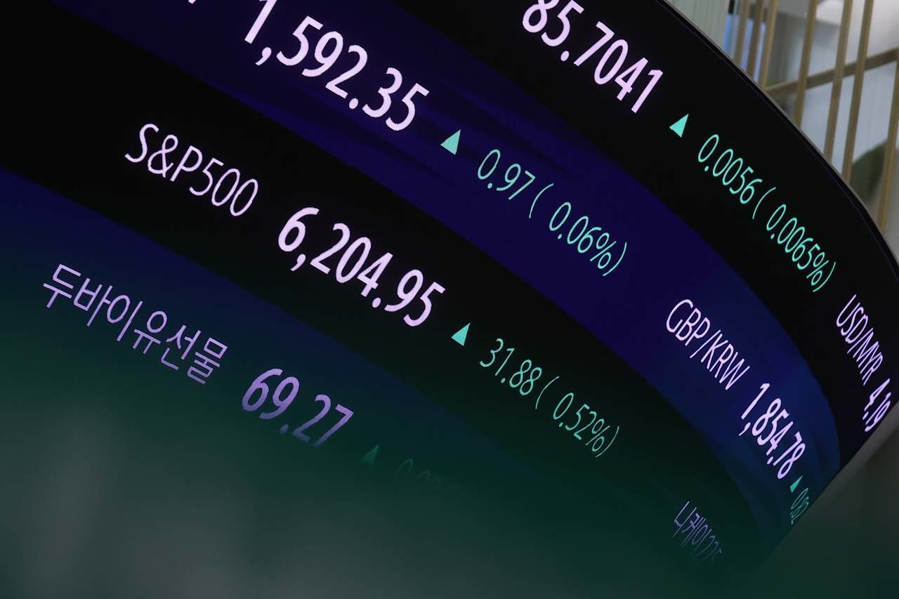 지난해 7월 1일 서울 중구 하나은행 본점 딜링룸 현황판에 S&P 500지수가 표시돼 있다. / 연합뉴스