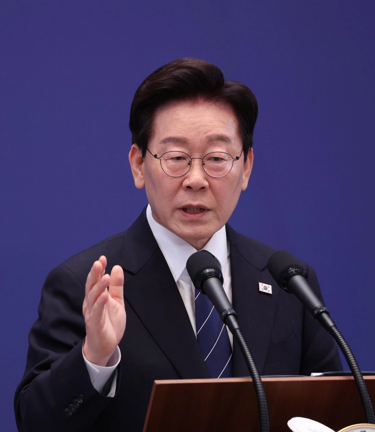 이재명 대통령이 18일 청와대 영빈관에서 열린 현안 기자회견에서 취재진의 질문에 답변하고 있다. / 뉴스1 (청와대통신사진기자단)