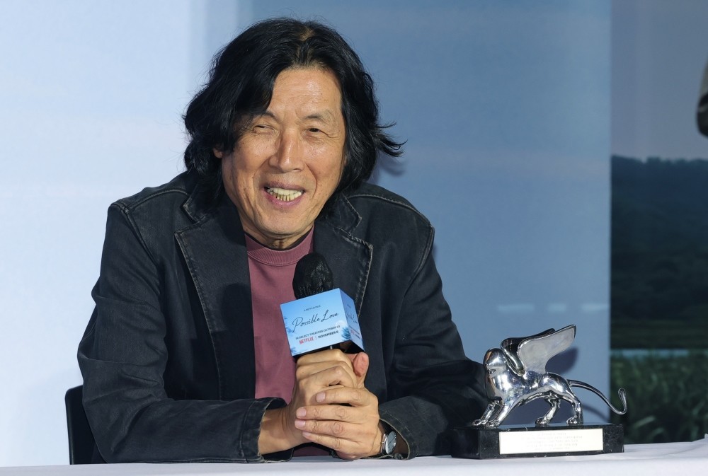 이창동 감독이 21일 서울 용산구 CGV용산아이파크몰에서 열린 넷플릭스 영화 ‘가능한 사랑’ 기자간담회에 참석해 수상 소감을 말하고 있다. / 뉴스1