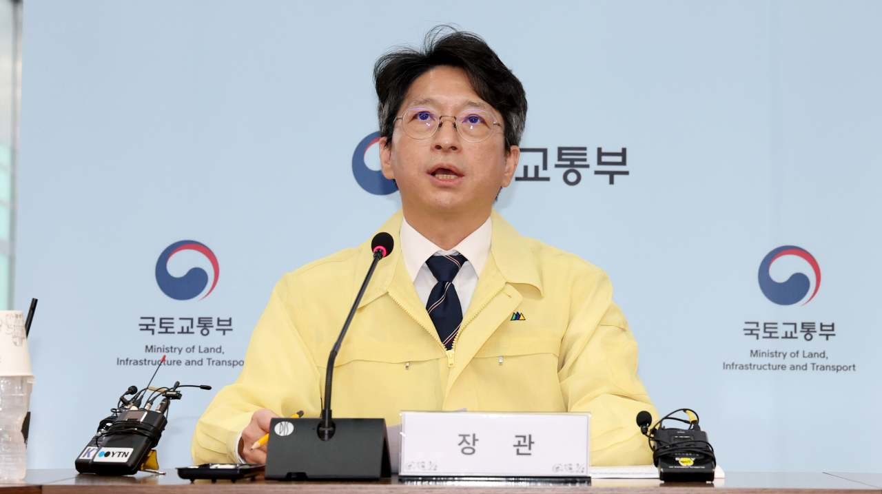 홍지선 국토교통부 장관이 23일 세종시 정부세종청사 국가교통정보센터에서 열린 2026년 추석 특별교통대책 관련 준비점검회의를 주재하며 발언하고 있다. / 뉴스1