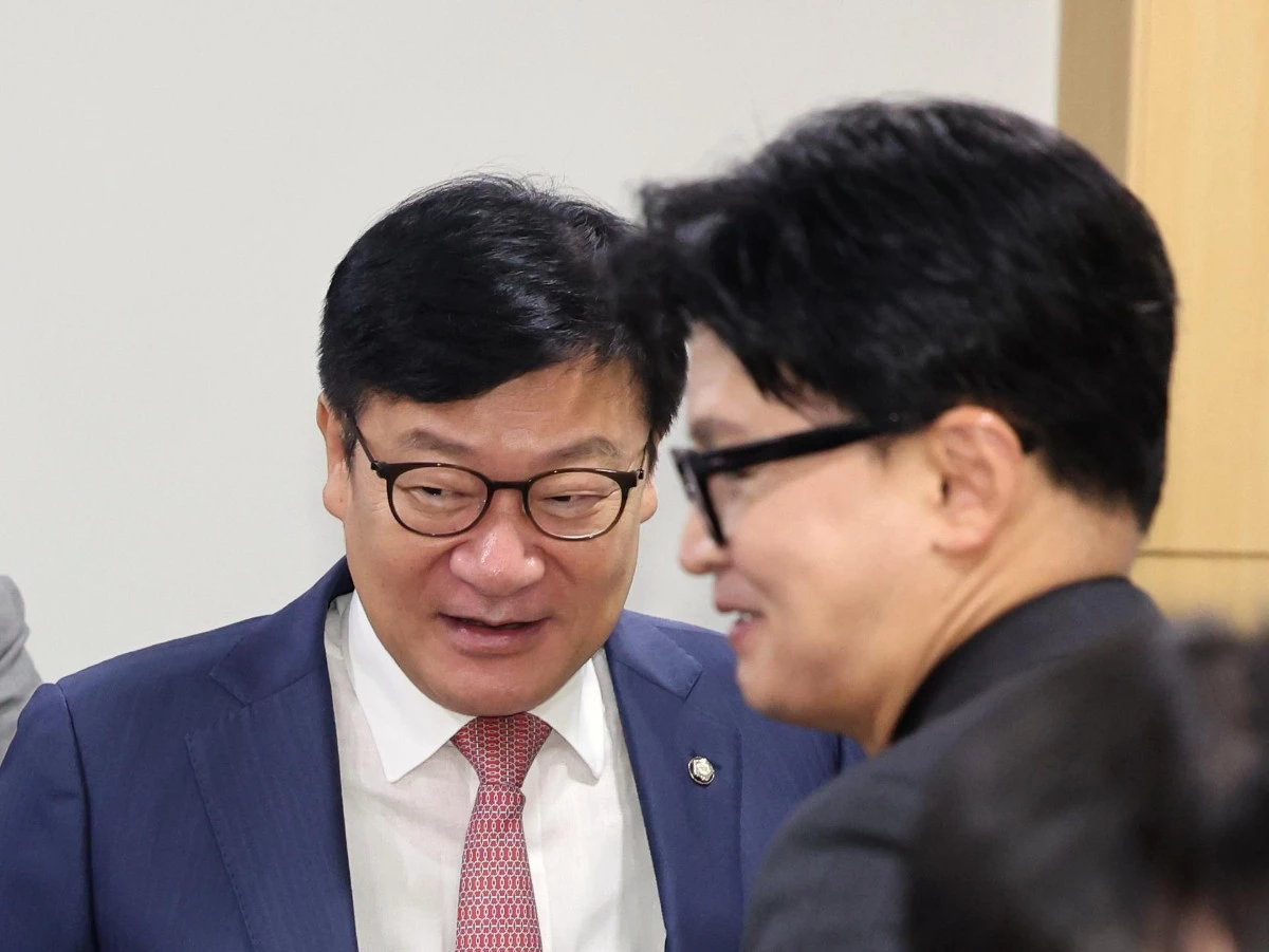 정점식 국민의힘 원내대표와 한동훈 무소속 의원이 1일 오전 서울 여의도 국회 의원회관에서 열린 ‘상속세 개편의 경제적 효과’ 토론회에서 기념촬영을 마치고 발걸음을 옮기고 있다. / 뉴스1