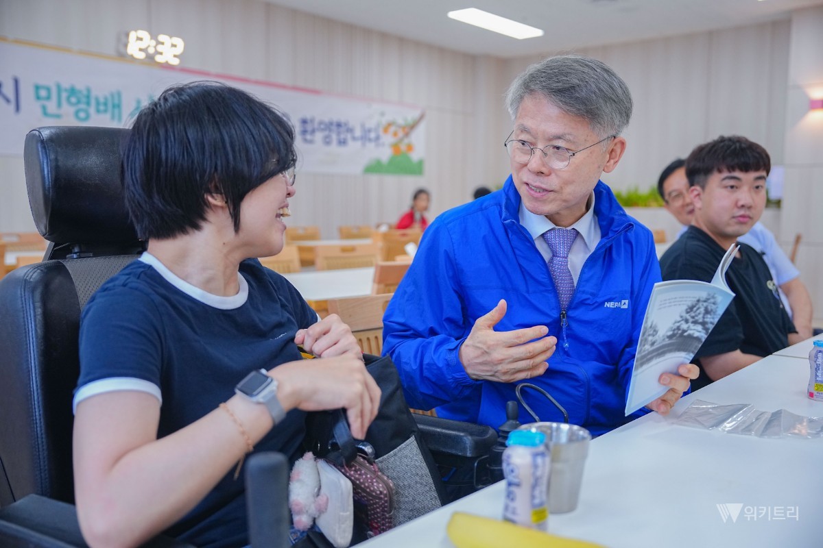 민형배 전남광주통합특별시장이 추석 명절을 앞두고 23일 오전 나주시 전남장애인종합복지관을 방문해 배식 봉사를 한 후 시설 이용자와 대화를 나누고 있다. / 전남광주통합특별시