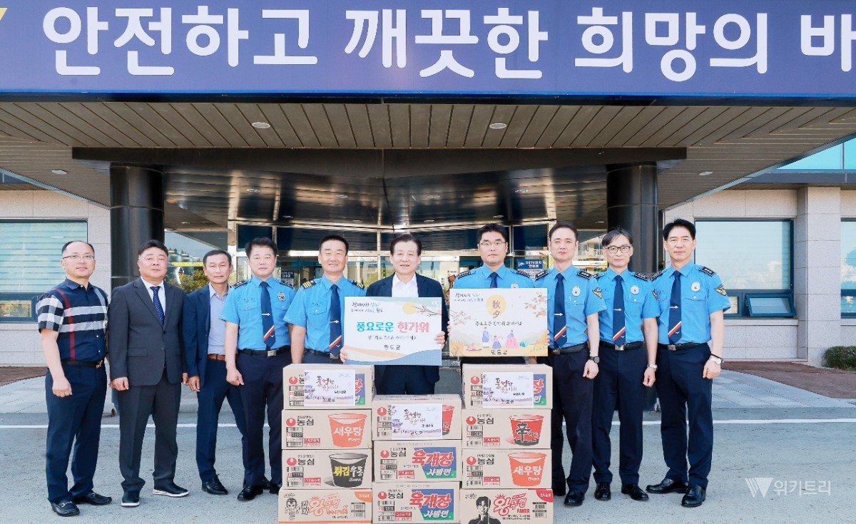 김신 완도군수는 지난 22일 완도경찰서와 완도해양경찰서, 완도소방서를 차례로 방문해 관계자들에게 위문 물품과 위문금을 전달했다. / 완도군