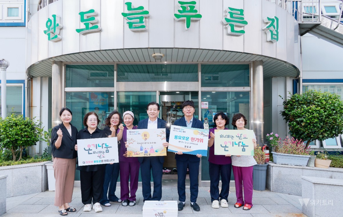 김신 완도군수는 지난 22일 완도경찰서와 완도해양경찰서, 완도소방서를 차례로 방문해 관계자들에게 위문 물품과 위문금을 전달했다. / 완도군