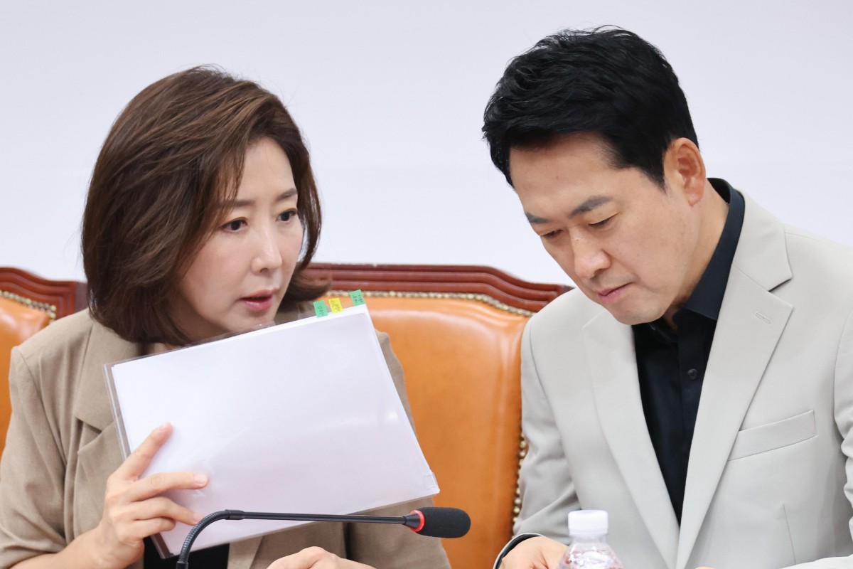 장동혁(오른쪽) 국민의힘 대표와 나경원 의원이 8월 4일 서울 여의도 국회에서 열린 검찰 보완수사권 폐지·공소기각 조항의 위헌성과 대통령 재의요구권 행사 촉구 긴급 토론회에서 대화하고 있다. / 뉴스1