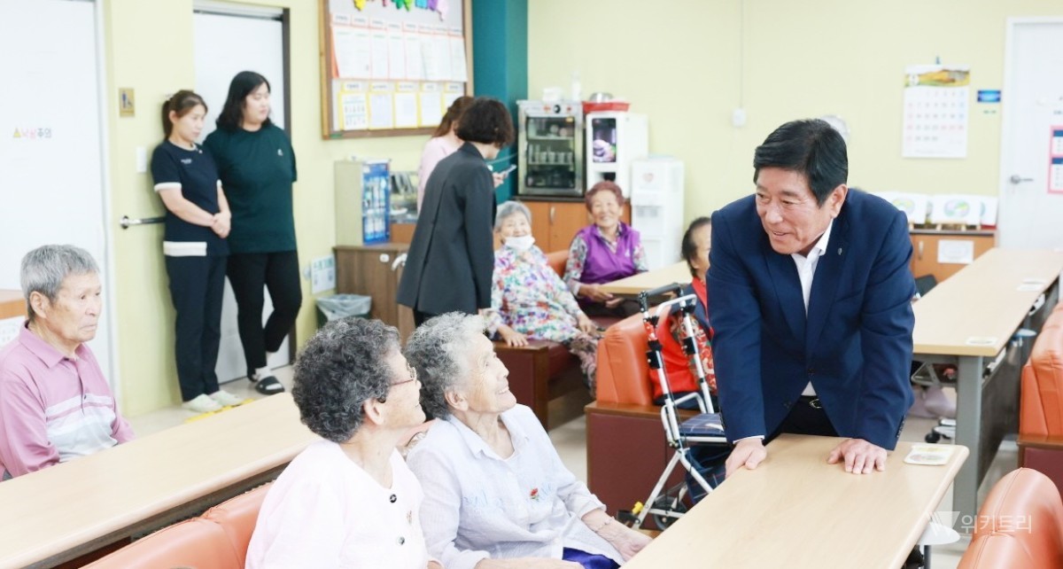 곡성군은 지난 9월 21일부터 22일까지 이틀간 관내 사회복지시설 등을 방문해 위문품을 전달하고 시설 이용자와 종사자들을 격려했다. / 곡성군