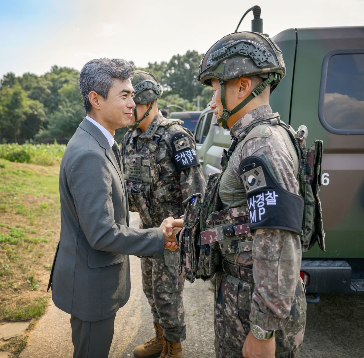 육군 장병 격려하는 강신철 국방부 장관 / 뉴스1