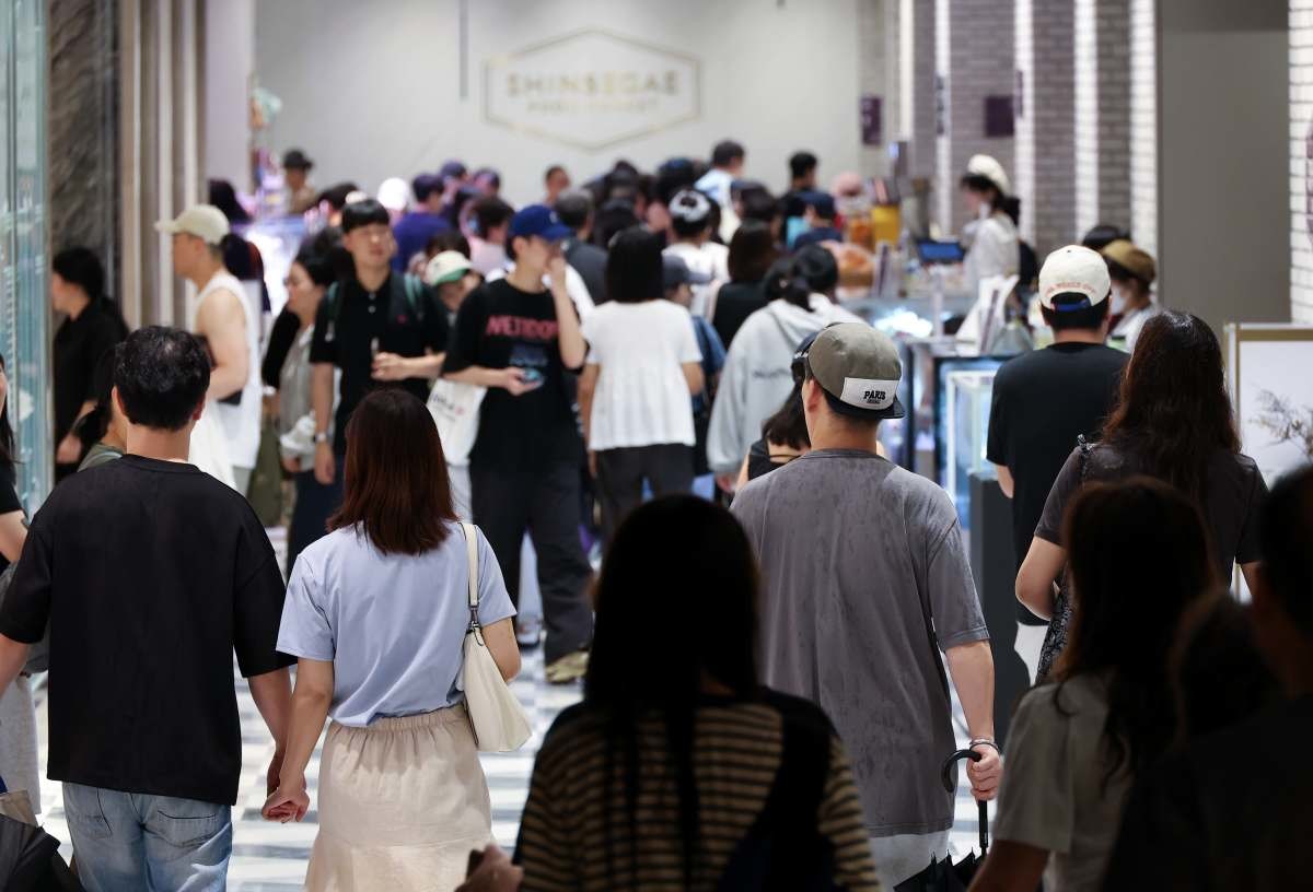서울 시내 한 백화점 식음료 매장 코너에서 고객들이 이동하고 있다. / 연합뉴스