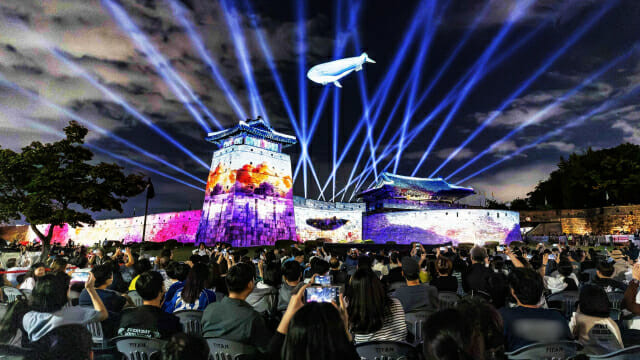 2026 수원화성 미디어아트 메인 작품 상영 중 드론을 활용한 고래가 하늘을 날고 있다. / 수원시 제공